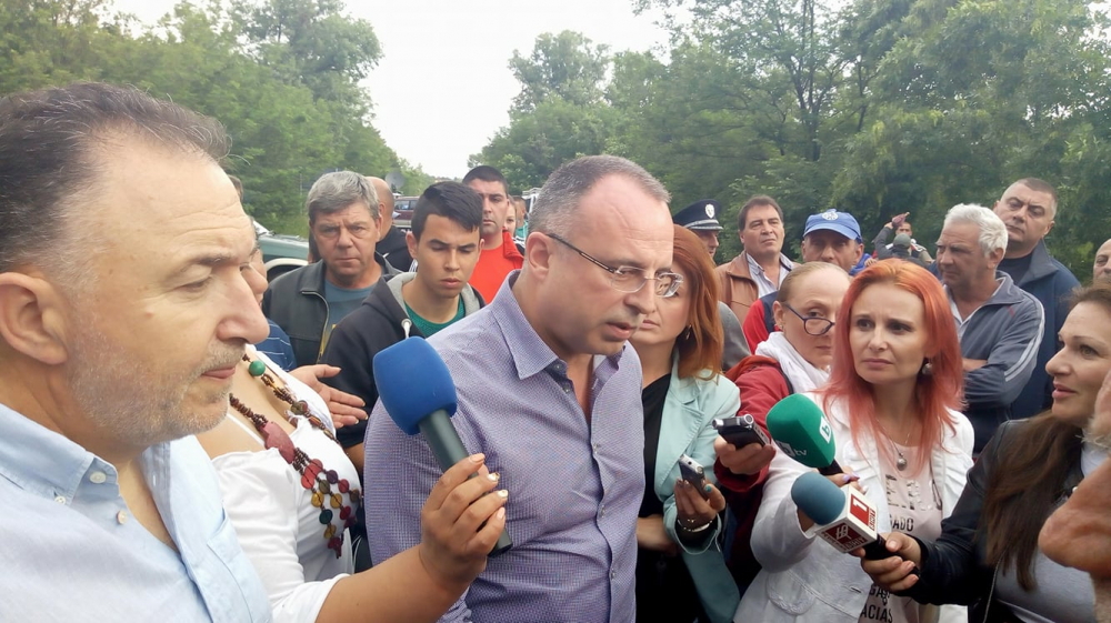 Огромен бунт и блокада на пътища в Карловско, страшно е! (СНИМКИ)