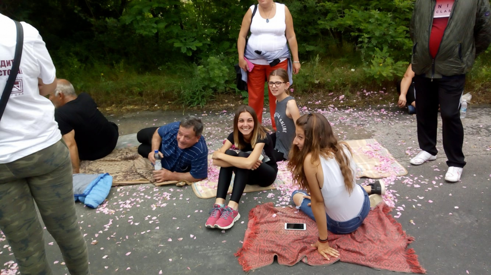 В Карловско става напечено заради бунта, кола блъсна протестиращ (СНИМКИ)