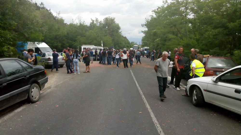 В Карловско става напечено заради бунта, кола блъсна протестиращ (СНИМКИ)