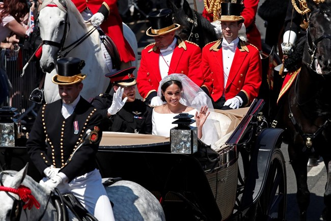 Народът полудя: Херцог Хенри и херцогиня Меган махат на хората от кралска каляска (СНИМКИ/ВИДЕО)