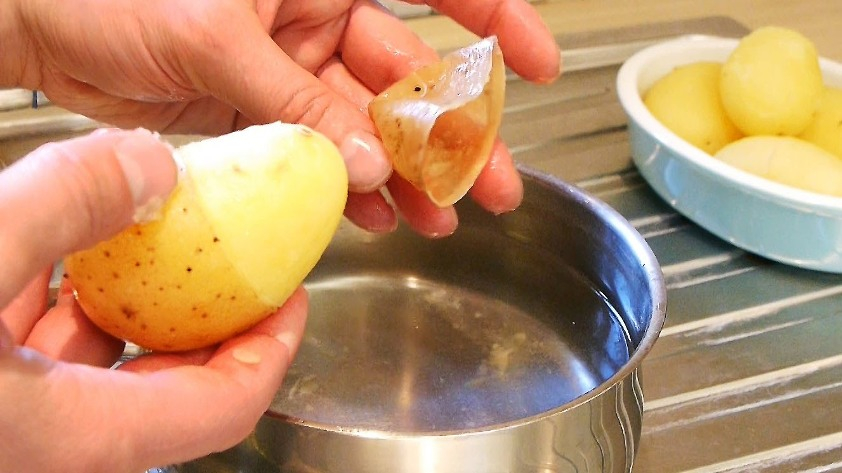 Тайната при лесното белене на картофи е...