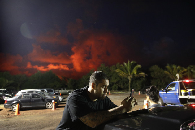 Инфарктна ситуация с вулкана на Хаваите! Четирима души щяха да бъдат живи опечени, ако... (ВИДЕО)