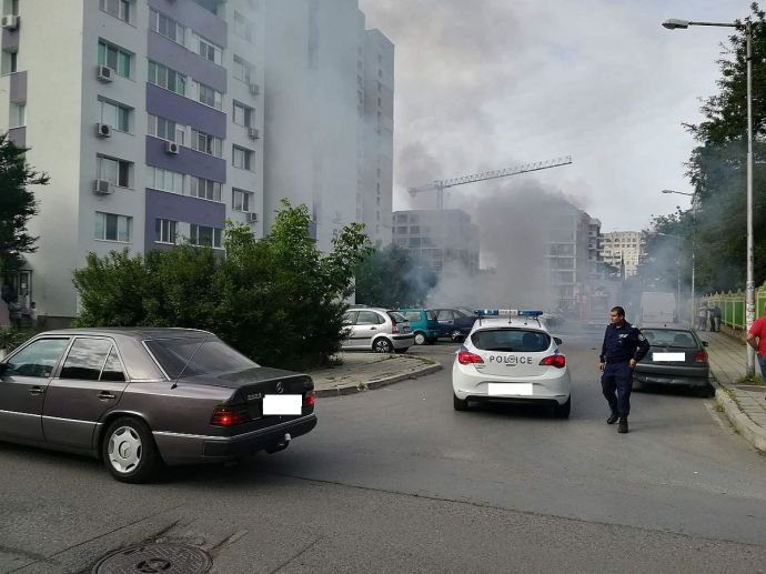 Шок в Бургас: Взривове и гъст дим изплашиха местните жители (СНИМКИ)