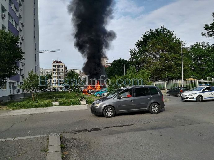 Шок в Бургас: Взривове и гъст дим изплашиха местните жители (СНИМКИ)