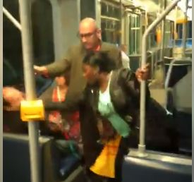 Само в БЛИЦ! Див екшън в трамвай №8! Едра чернокожа жена крещи и налага софиянец, а причината е потресаваща (СНИМКИ/ВИДЕО 18+)