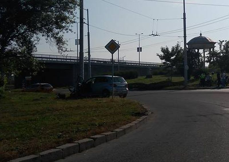Мерцедес се наниза на стълб в Пловдив (СНИМКИ)