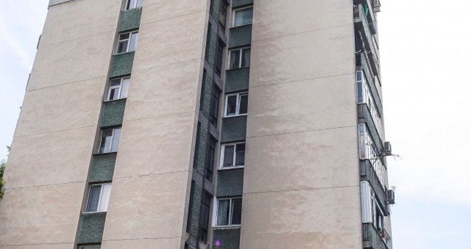 Пожарникари носиха на ръце жена до 11-ия етаж в Пловдив, причината е изключително нелепа 