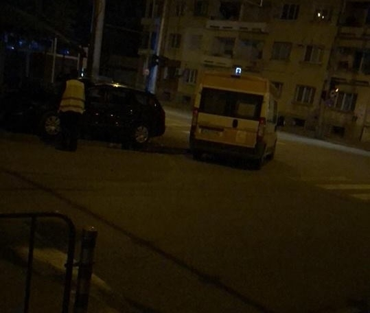 Див екшън във Враца! Известен лекар се размаза мъртво пиян в уличен стълб