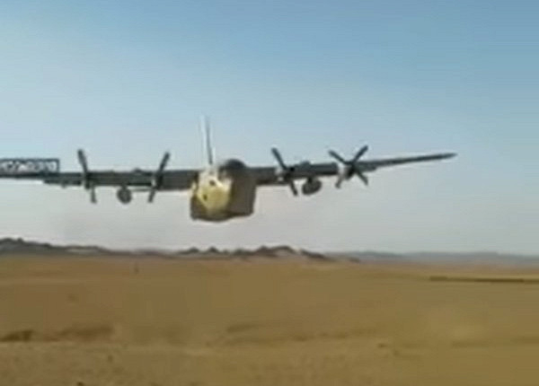 Американски военен самолет С-130 прелетя само на метър над военнослужещи (ВИДЕО)