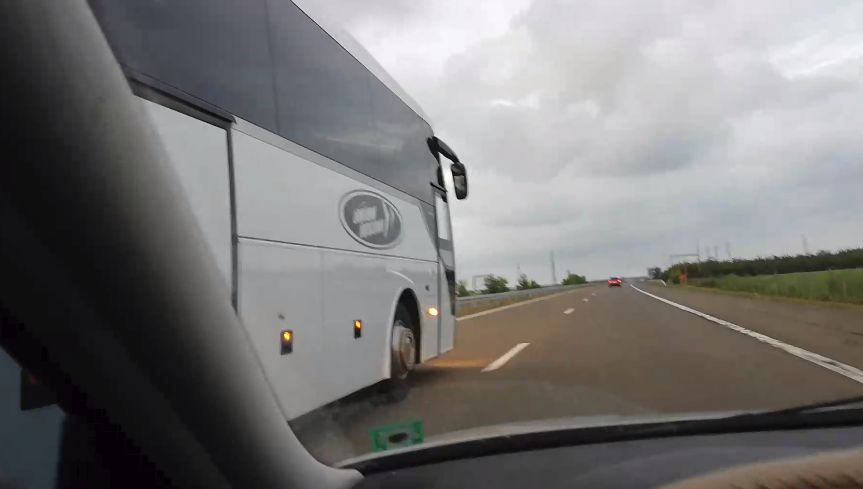 Автобус на "Юнион Ивкони" изпреварва леки коли с бясна скорост  (ВИДЕО)