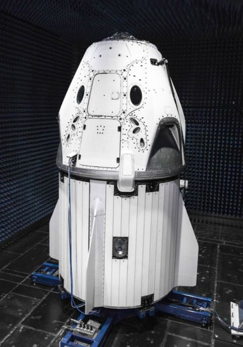Илон Мъск показа новата машина, с която космонавтите ще летят до МКС  (СНИМКА)