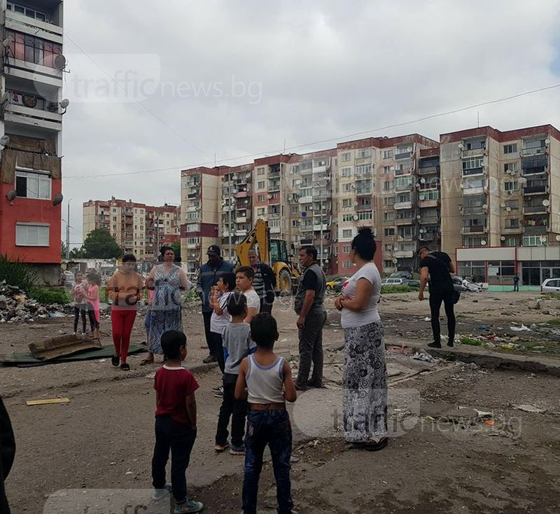 Багерите влязоха в "Столипиново", но ромите са непреклонни: Отново ще си построим къщи (СНИМКИ/ВИДЕО)