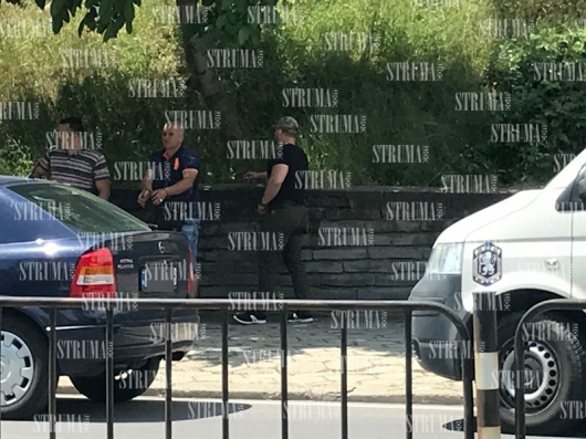 Зрелищните арести в Благоевград продължават! Ченгета тарашат 3 часа колата на известен в миналото полицай 