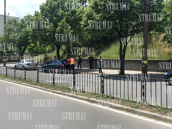 Зрелищните арести в Благоевград продължават! Ченгета тарашат 3 часа колата на известен в миналото полицай 