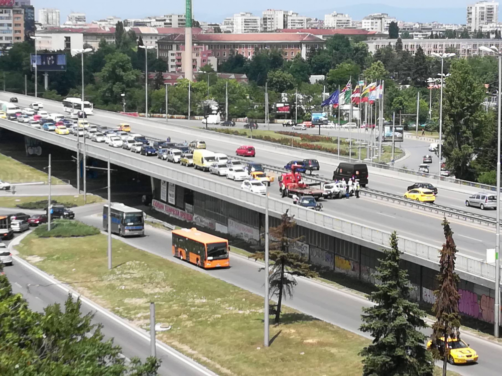 Тежка катастрофа на "Цариградско шосе" в София, задръстването е километрично (СНИМКИ)