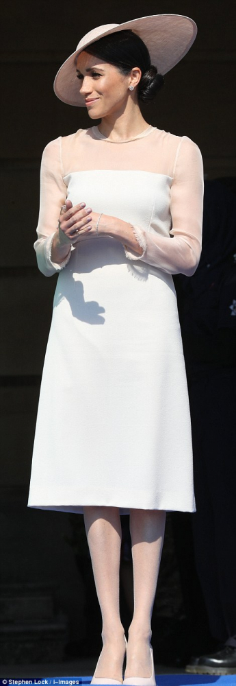 Меденият месец свърши! Ето как се издокара херцогинята на Съсекс за първата си официална поява след сватбата (СНИМКИ)
