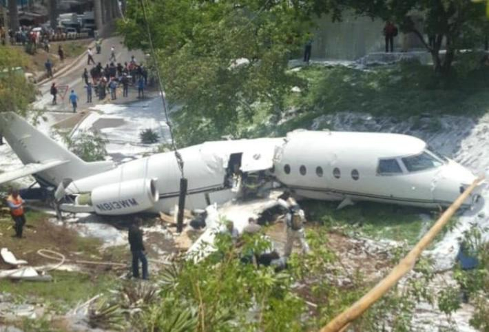 Кошмарен инцидент! Самолет се разцепи на две след като излезе извън пистата (СНИМКИ/ВИДЕО)