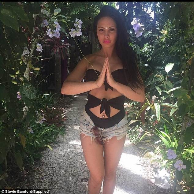 Глезена и лъжлива моделка с пищен бюст бе арестувана заради бой с полицаи (СНИМКИ)