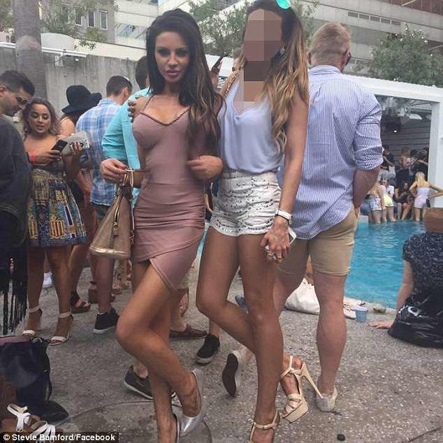 Глезена и лъжлива моделка с пищен бюст бе арестувана заради бой с полицаи (СНИМКИ)