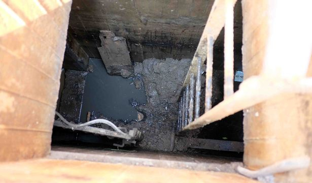 Мъж отвори канализационна шахта в двора си и онемя от изненада (СНИМКИ/ВИДЕО)