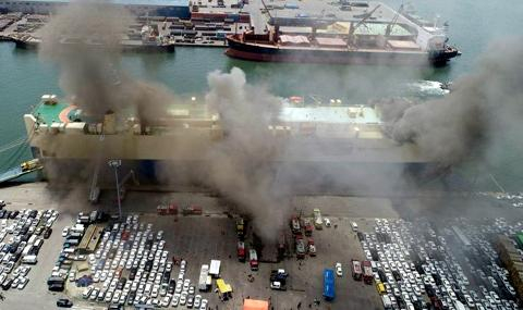 Ужасяващо! Над 1000 коли изгоряха в пожар на кораб (СНИМКИ/ВИДЕО)