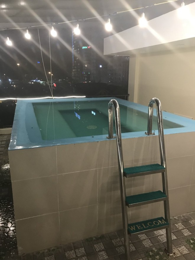Жена си резервира през интернет хотел с огромен, луксозен басейн, реалността се оказа съвсем друга 