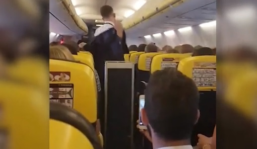 Палав стюард захвърли дрехите си по време на полет и изтанцува еротичен танц (ВИДЕО)