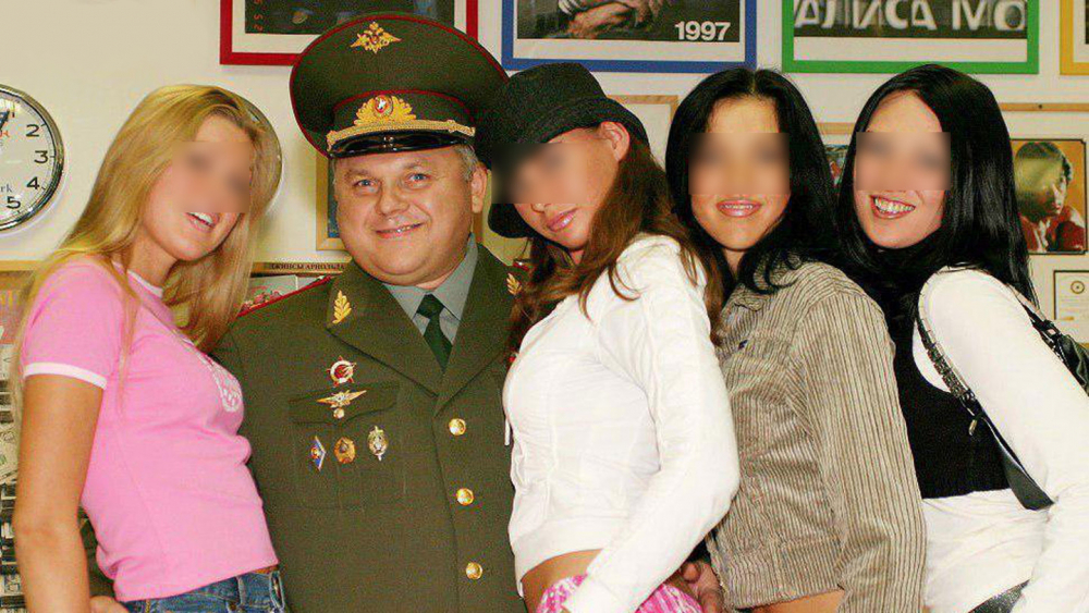 Проститутка извъртя голям номер на генерал от казашките войски с американски паспорт