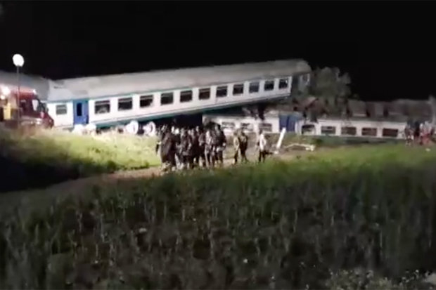Кошмар край Торино! Спрял на прелез камион предизвика огромна трагедия с препускащ влак (СНИМКИ/ВИДЕО)