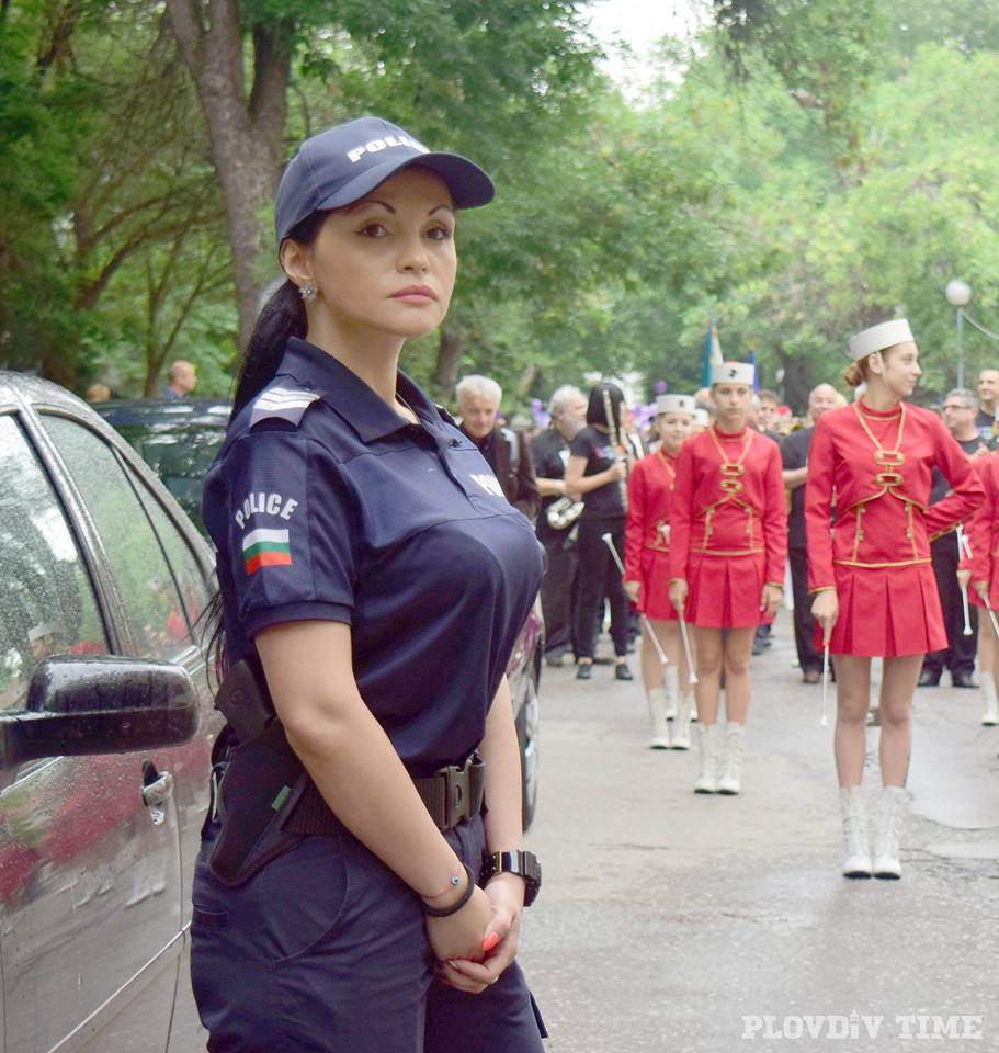 Тази побъркващо секси полицайка от Пловдив ще ви накара да извършите престъпление, за да ви арестува (СНИМКИ)