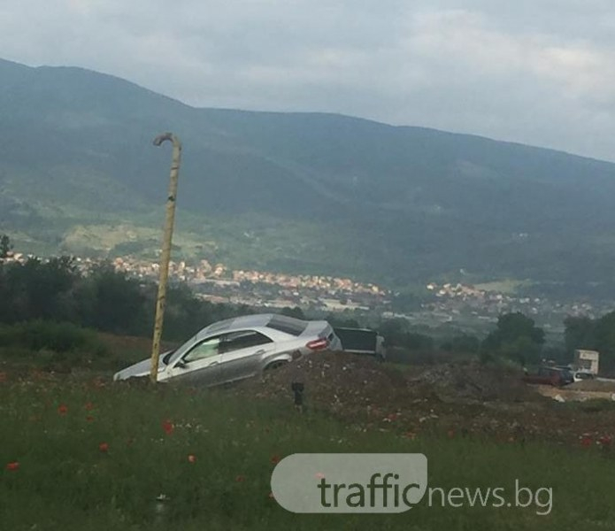 Ново кръстовище на пътя Пловдив-Асеновград се оказа фатално за сив Мерцедес (СНИМКИ)