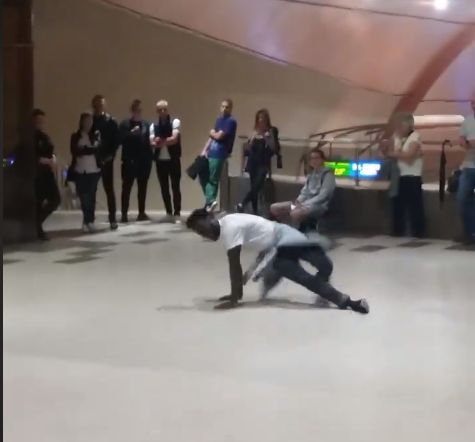 Само в БЛИЦ! Софиянци онемяха от изпълненията на чернокож мъж в метрото (СНИМКИ/ВИДЕО)