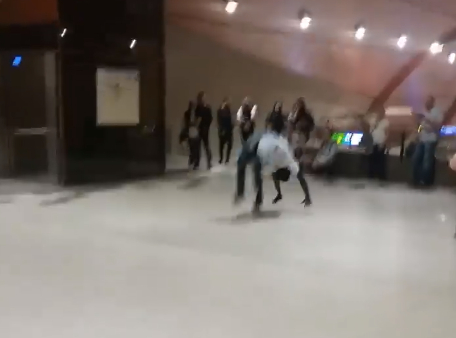 Само в БЛИЦ! Софиянци онемяха от изпълненията на чернокож мъж в метрото (СНИМКИ/ВИДЕО)