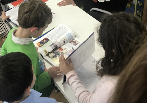 Евродепутат Момчил Неков дари книги на българското училище в Брюксел (СНИМКИ)