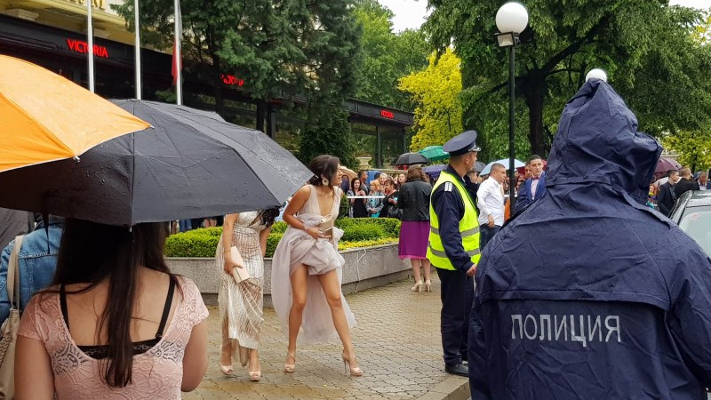 Проливният дъжд не спря абитуриентките: Френски шик и голи крака в дъжда в Пловдив (СНИМКИ)