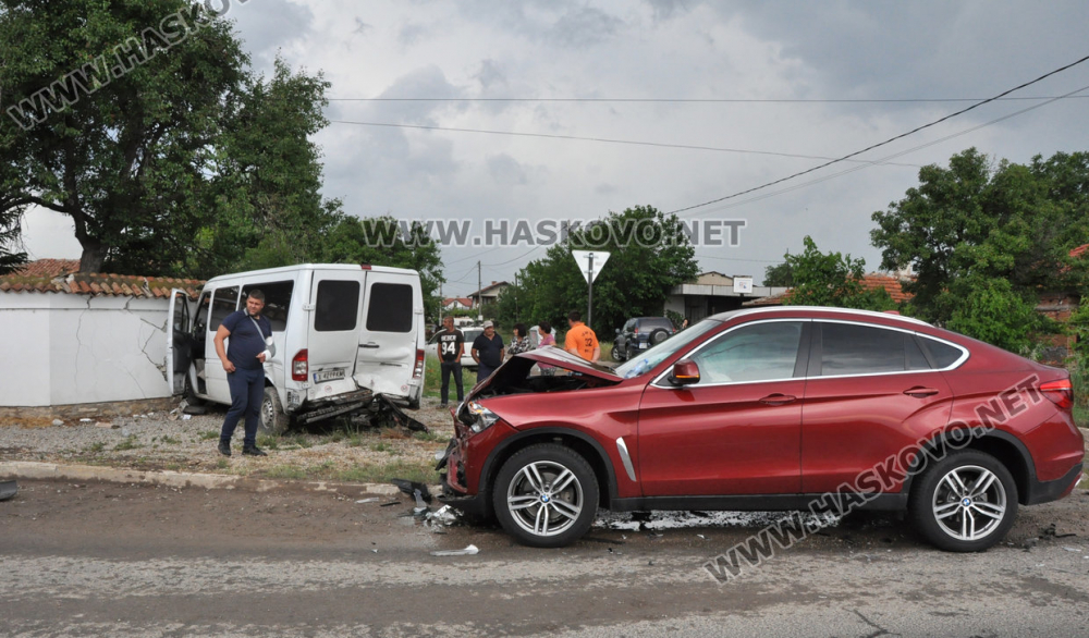 Страховита катастрофа в Хасковско, две дечица са откарани в болница (СНИМКИ)