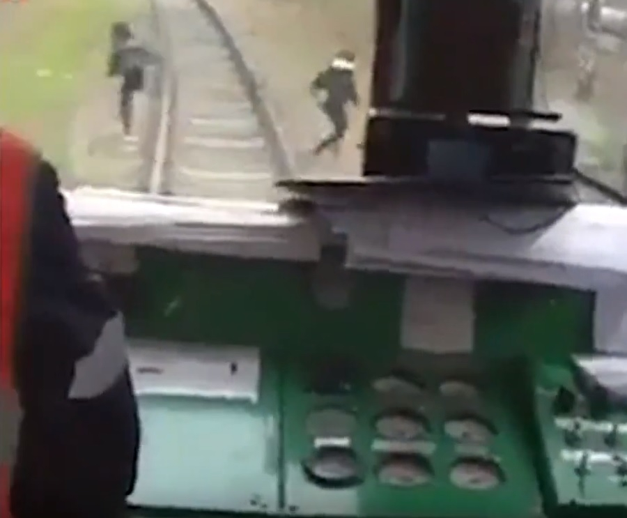 Влак призрак подплаши момичета, разхождащи се по релсите (ВИДЕО)