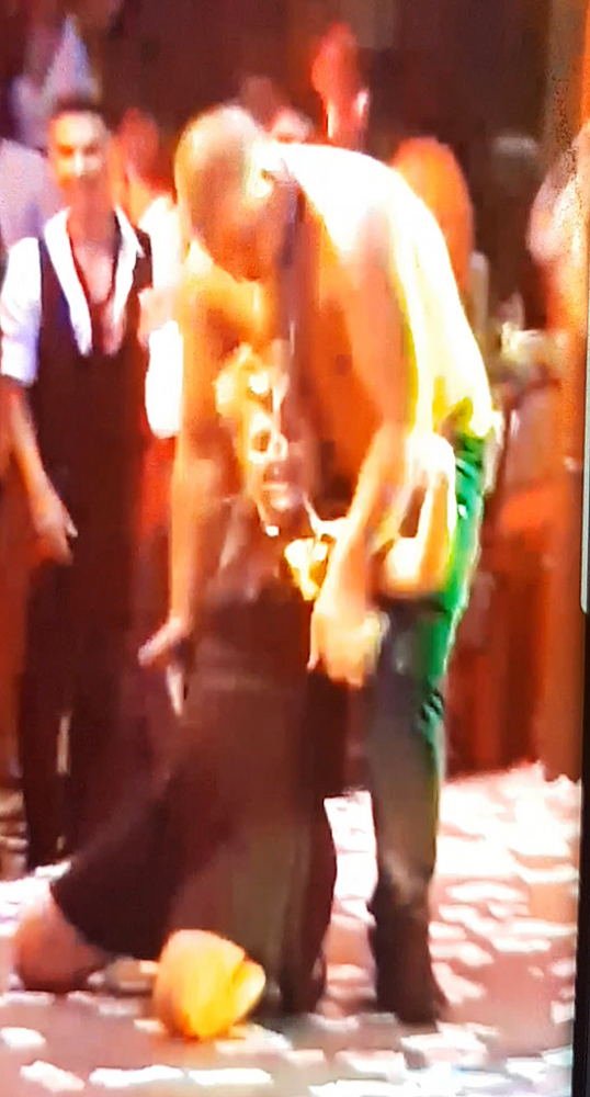 Палава учителка вилнее на бал в Харманли, друса кючеци, правят й стриптийз (СНИМКИ/ВИДЕО)