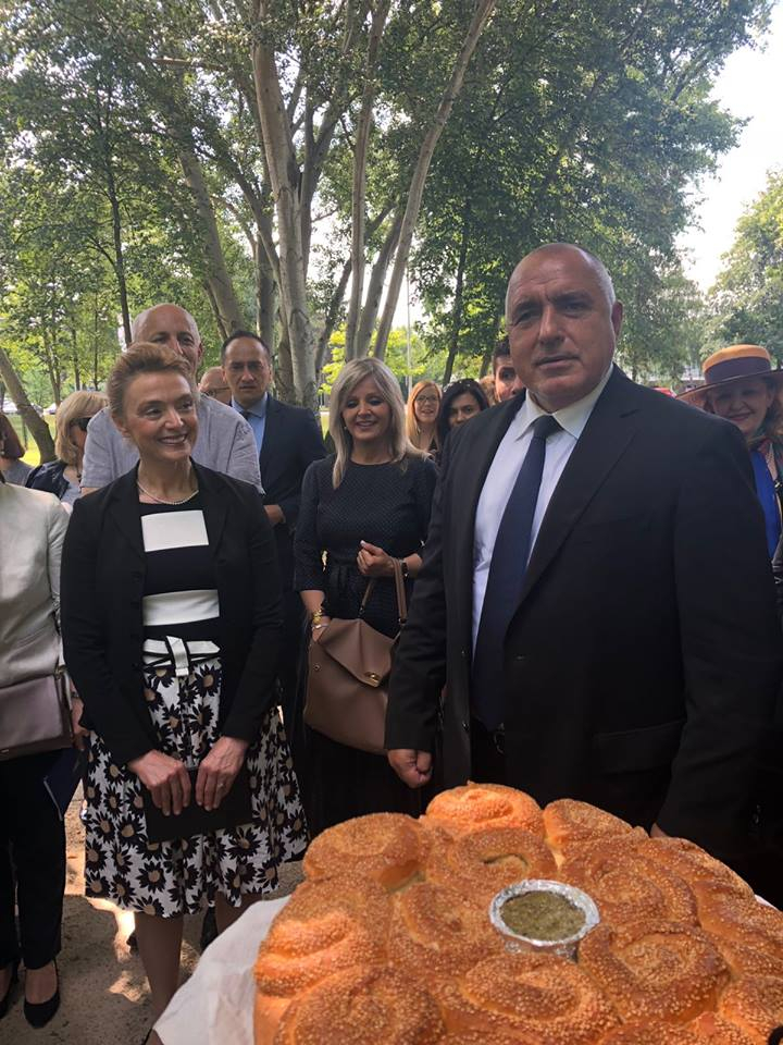 Посрещнаха с хляб и сол Борисов в загребския парк „Бундек", а той... (СНИМКИ)