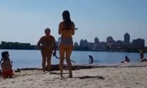 Баба подпука с пръчка непослушни мадами на плажа (ВИДЕО)
