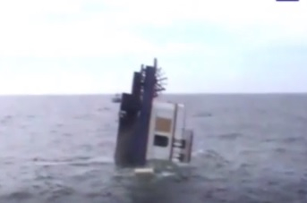 Тъжна гледка: Потъна корабът Оливър Кромуел в Уелс (ВИДЕО)