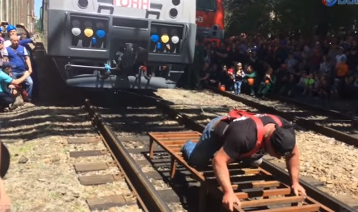 Нов рекорд: Мъж помести влак с тегло 388 тона (ВИДЕО)