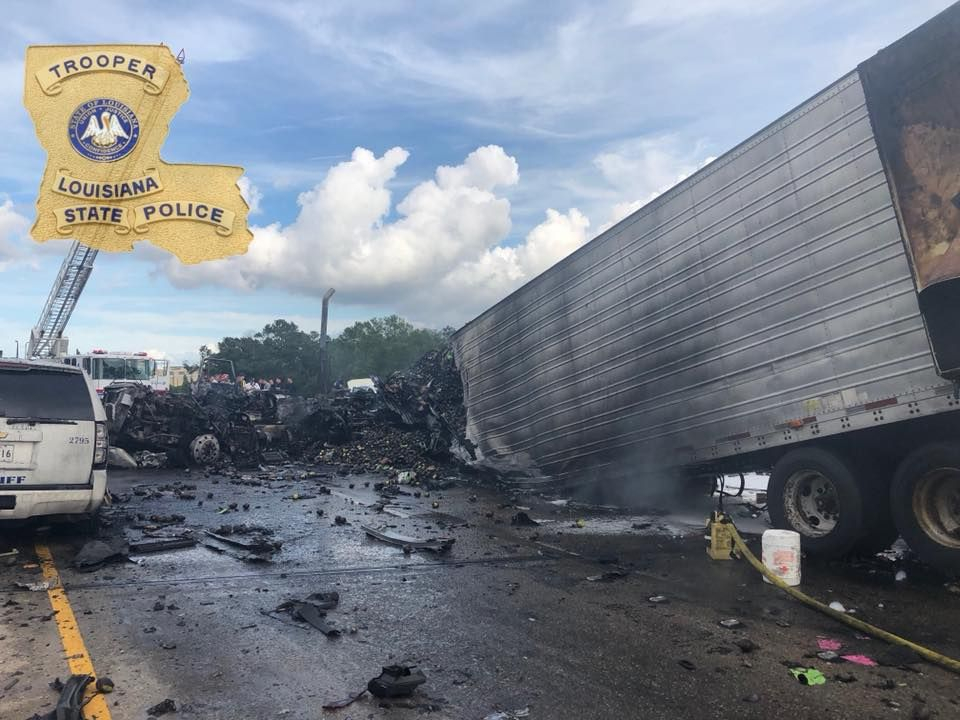 Ужасяваща катастрофа с жертви в САЩ: Камион се заби в 9 коли и се запали (СНИМКИ)