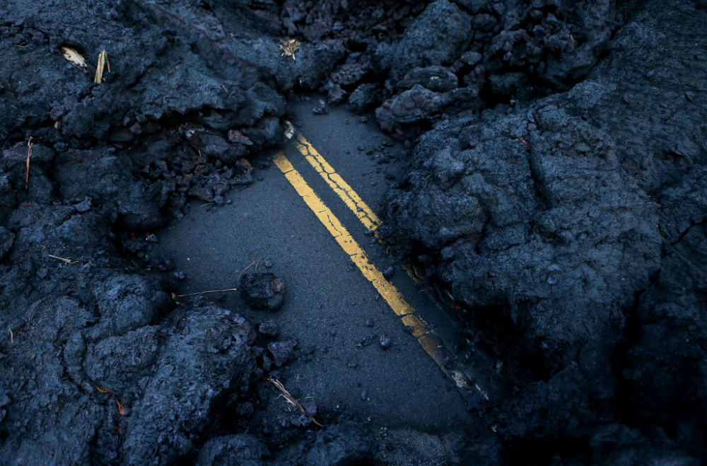Черно одеяло от пепел, изхвърлена от недрата на хавайския вулкан, покри острови на хиляди километри разстояние