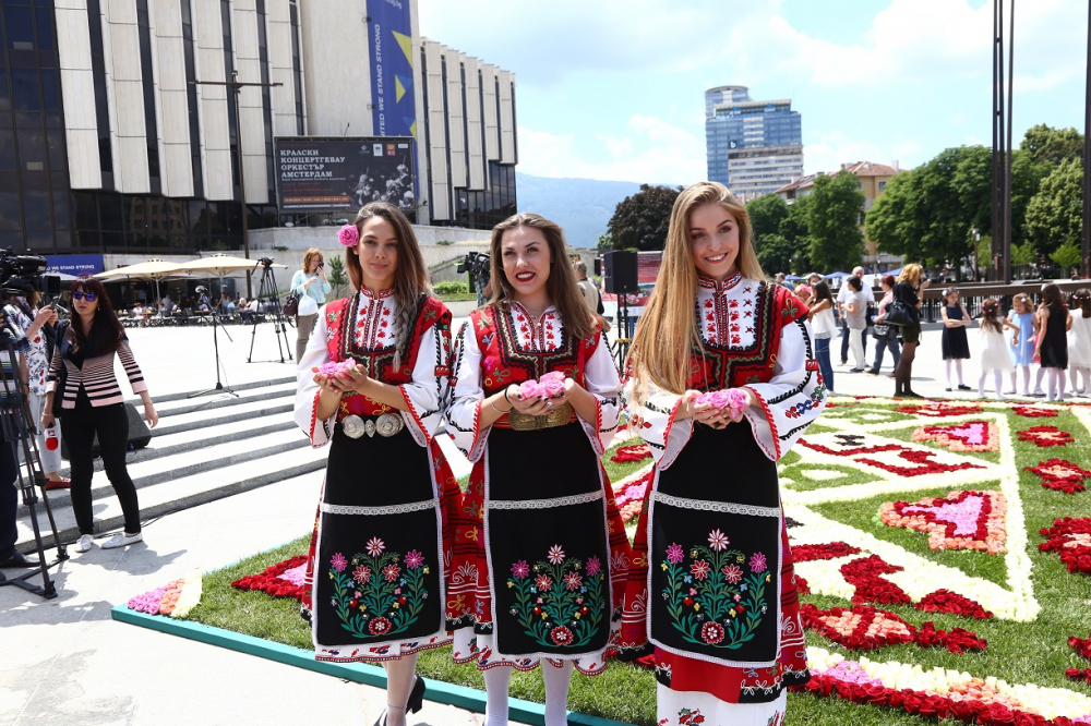 Фоторепортаж в БЛИЦ: Жив килим от български рози украси площада пред НДК 