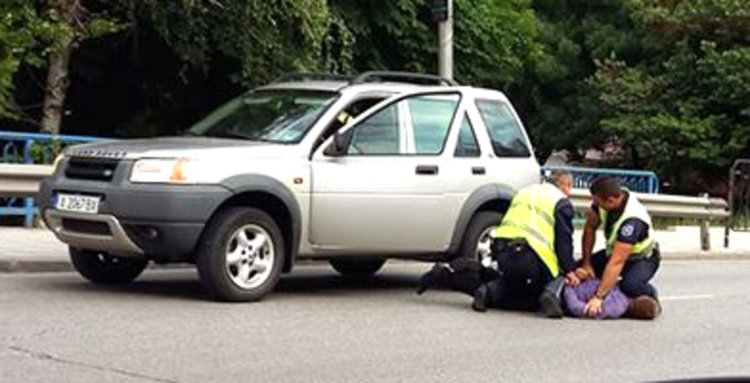 Нагъл апаш задигна полицейска кола от паркинга на КАТ-Хасково, но му се случи случка (СНИМКИ)