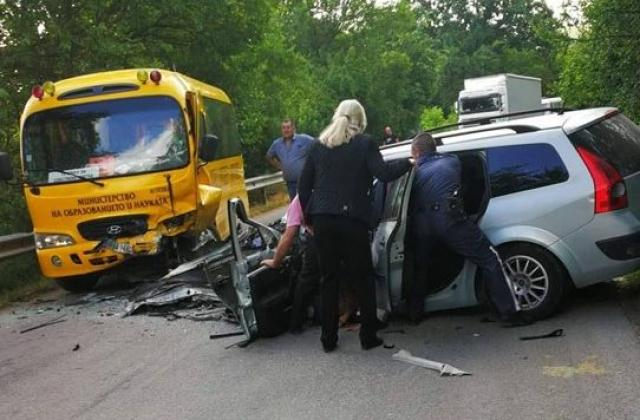 Първа СНИМКА от тежката катастрофа с училищния автобус! Полицаи вадили ранената шофьорка 