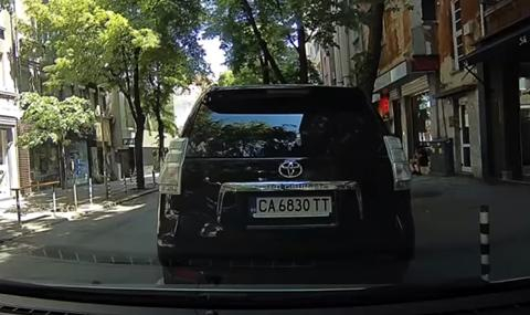 Мутри крадат луксозна кола в центъра на София, но нещо се обърка