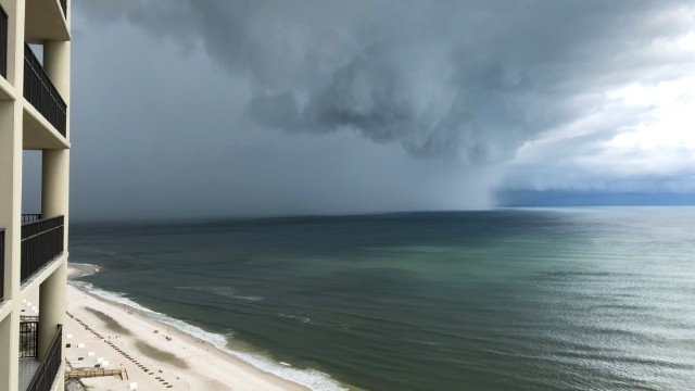 Страховитата буря „Алберто“ връхлетя Флорида