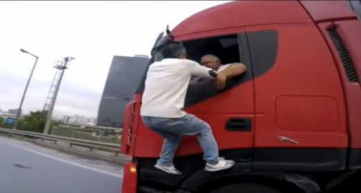 Зрелищно ВИДЕО! Вижте как блъснатият от български тираджия в Истанбул турчин взима на абордаж камиона му (ВИДЕО)